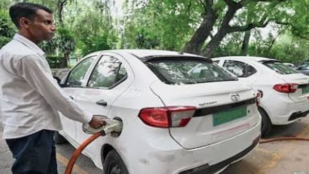 दिल्ली-सरकार-का-नया-नियम-EV-Policy-2.0-गाड़ियों-पर-1-लाख-रुपए-तक-की-छूट-2030-में-रोड-टेक्स-की-होगी-छुटी