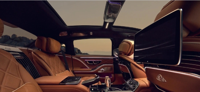 मर्सिडीज-बेंज-ने-पेश-की-Maybach-S-Class-हाय-टेक-टेक्नोलॉजी-और-V8-और-V12-इंजनों-का-विकल्प