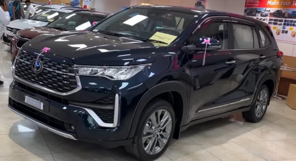Toyota-Innova-Hycross-का-नया-अवतार-जिसमें-1200km-तक-की-रेंज