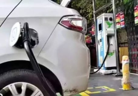 दिल्ली-सरकार-का-नया-नियम-EV-Policy-2.0-गाड़ियों-पर-1-लाख-रुपए-तक-की-छूट-2030-में-रोड-टेक्स-की-होगी-छुटी