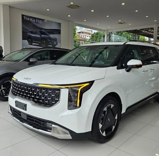 Kia Carnival 2026 ने मचाया धमाल – नए फीचर्स और प्रीमियम लुक से सबको किया हैरान