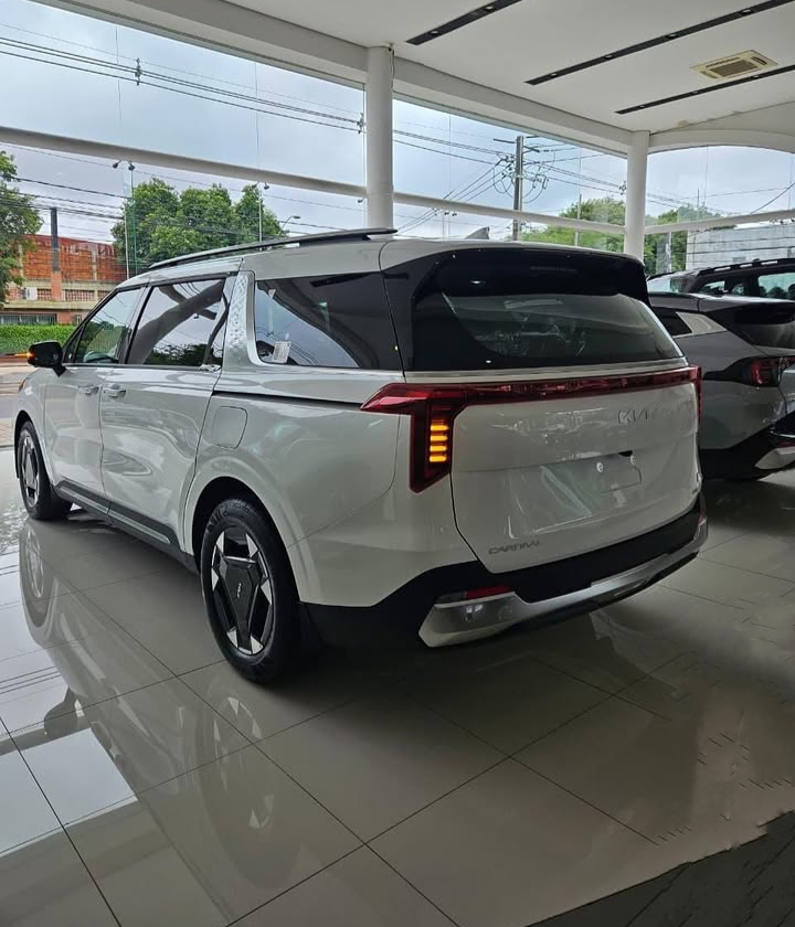 Kia Carnival 2026 ने मचाया धमाल – नए फीचर्स और प्रीमियम लुक से सबको किया हैरान