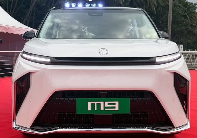 550Km रेंज लेकिन बढ़ गई कीमत! MG M9 पर JSW MG का बड़ा अपडेट 2026